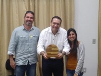 Bharguan Pizzol ganha o prêmio de melhor trabalho em evento